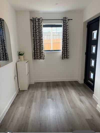 Friendly Female Flatmate Wanted for Modern South W Main Photo