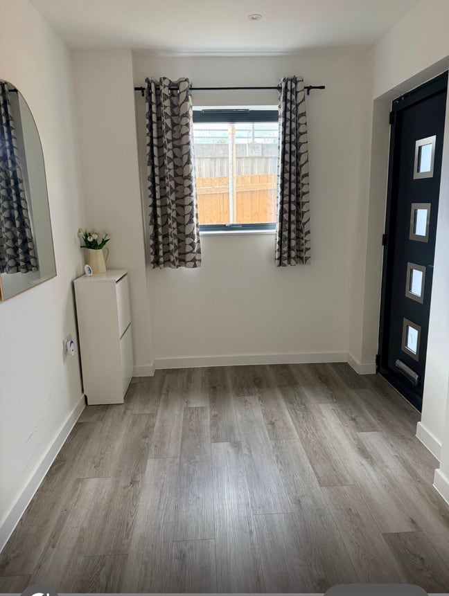 Friendly Female Flatmate Wanted for Modern South W Main Photo