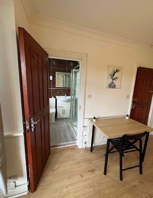 Double Ensuite for 2 - Willesden Green@@ Main Photo