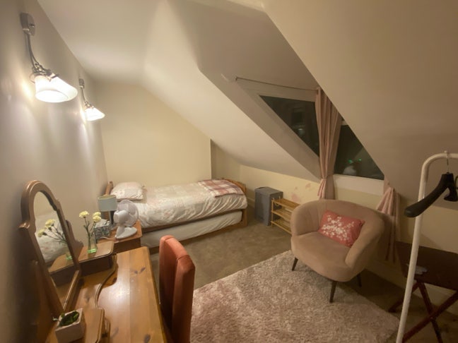 Private attic room in family home Main Photo