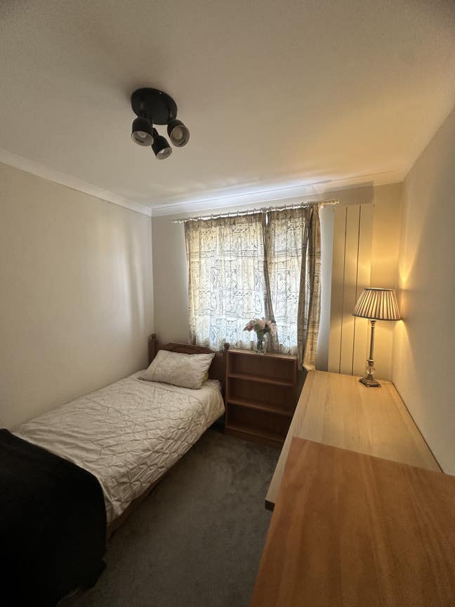 Single room in a semi-detached house Main Photo