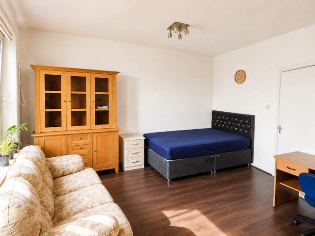 Large Room in Haywood Street Glasgow G22  Main Photo
