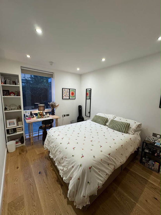 Double room in spacious Haggerston flat Main Photo