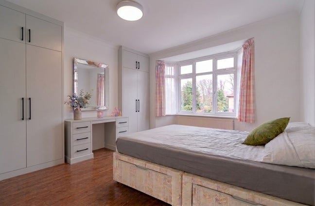 Spacious bedroom in Greenford Broadway  Main Photo