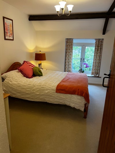 Double bedroom in beautiful cottage! Main Photo