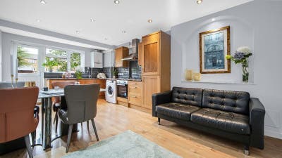 En suite- Modern Town house 5min to S. Ealing UG🚂 Main Photo