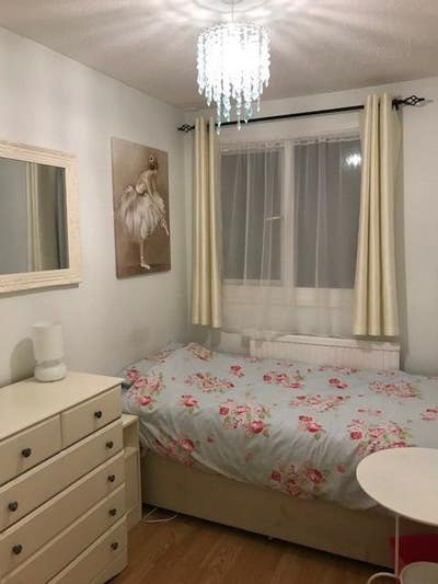 Single Clean Tidy Room  to let In Borehamwood  Main Photo