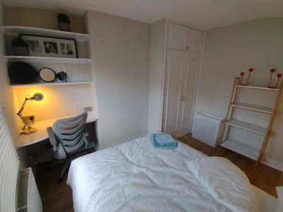 &pound;725 Walk to Reading Station | Cleaner Employed Main Photo