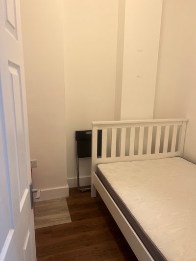 A Double Room Available in a lovely home Main Photo