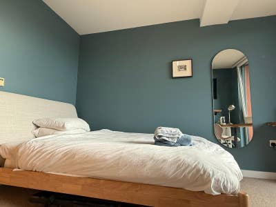 Large bright room with easy access to town Main Photo