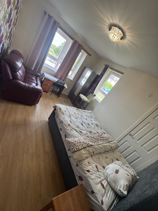  Spacious rooms in a G Flat in Manor Drive Main Photo