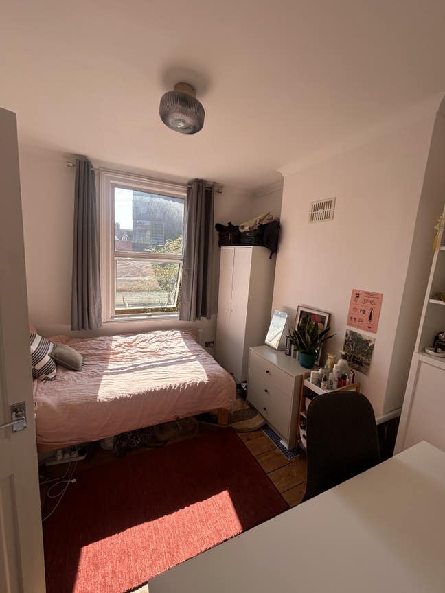 Room to rent Main Photo