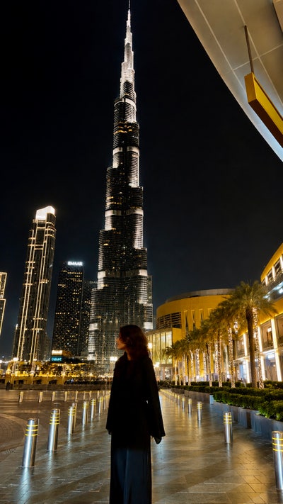 I am a professional female aged 23. I am look... Main Photo