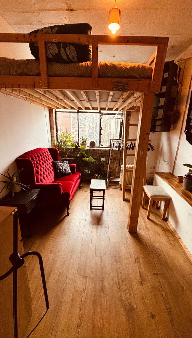Cute Bedroom with mezzanine in a warehouse/flat Main Photo