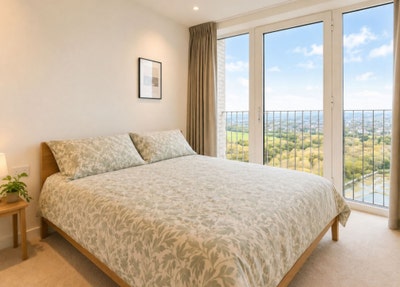 Double Room in Beautiful Waterside Apartment  Main Photo
