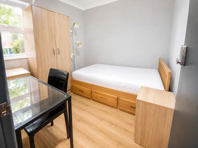 🏙️ E14 Poplar Room | &pound;785 | No Deposit Main Photo