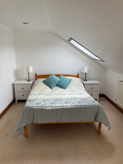 Large double attic bedroom in quiet area Main Photo