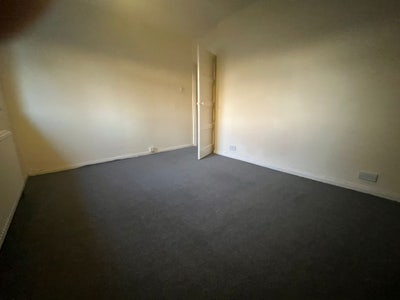 Three bed room house ,double reception for rent Main Photo