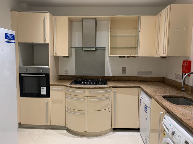  Newly Refurbished 6 Super King Bedroom  with Hmo  Main Photo