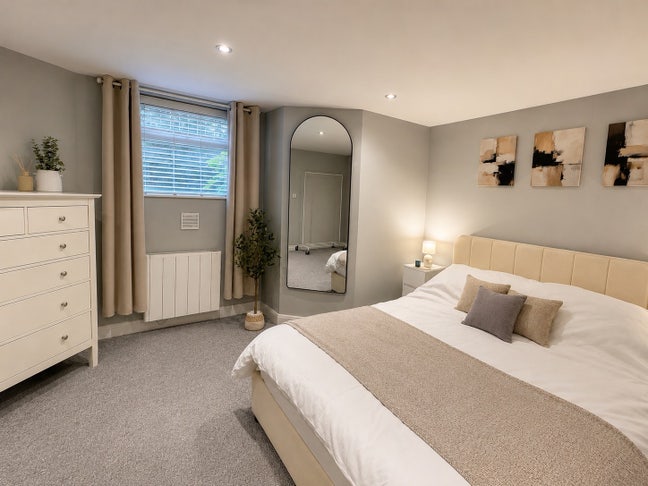 Stylish En-Suite Room in Beautiful Monton Home Main Photo