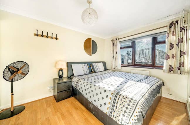 Large bedroom in a nice charming house Main Photo