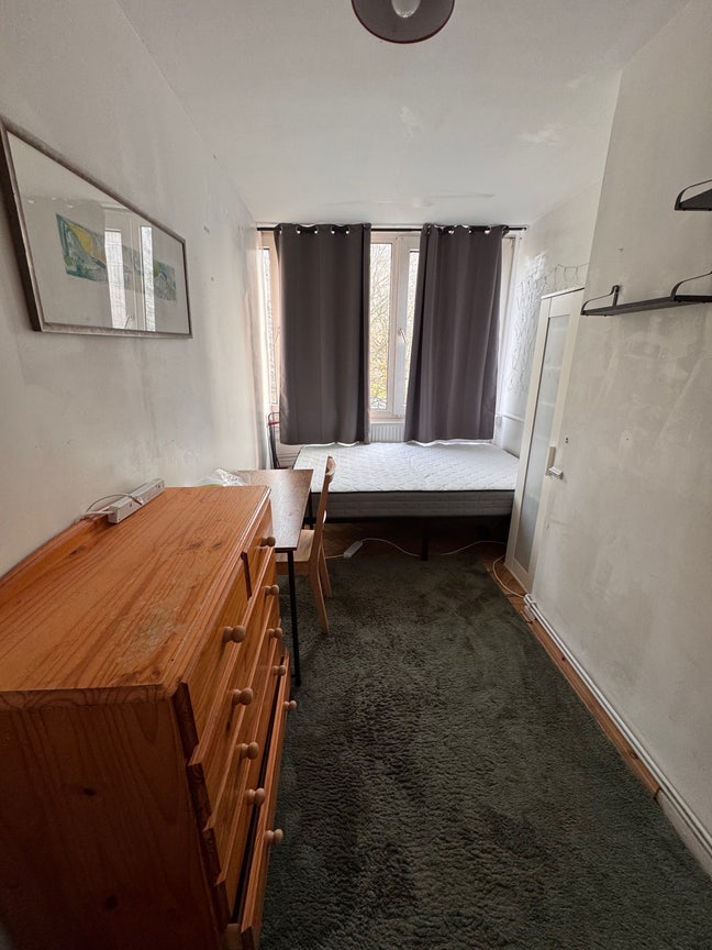 Good Size Double Room Available Now!!! Main Photo