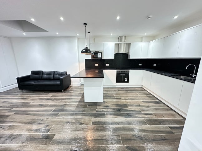 Amazing Ensuite Bills inc Croydon  Main Photo
