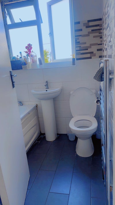 Sharing space tolet Main Photo