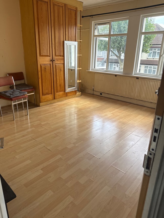 3 Rooms Available in Family House  Main Photo