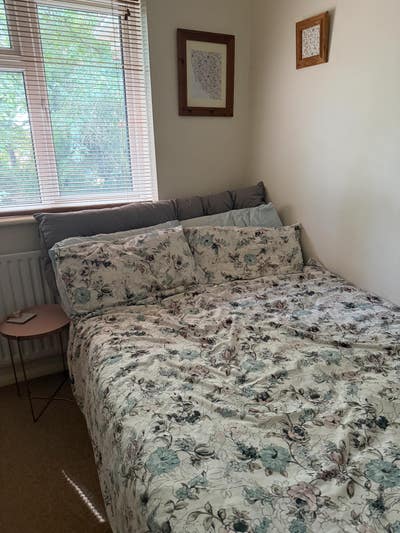 Double room in Headley  Main Photo