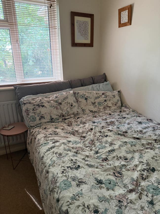 Double room in Headley  Main Photo