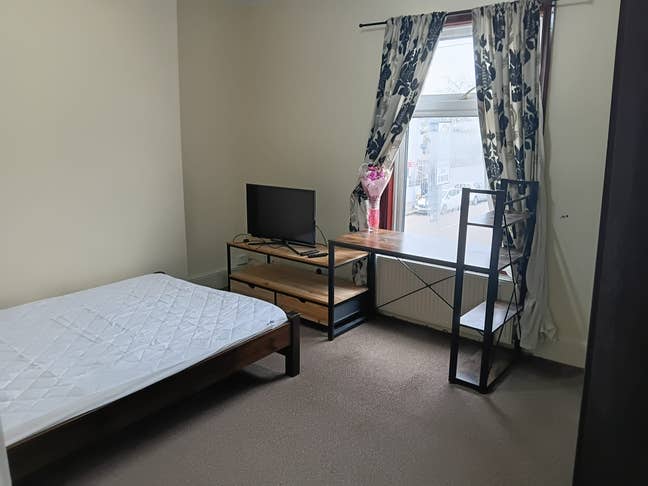  Single  room  for  one  male. Main Photo
