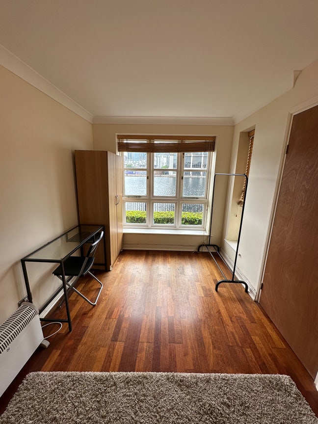 Spacious Double Room with Canary Wharf E14 views  Main Photo