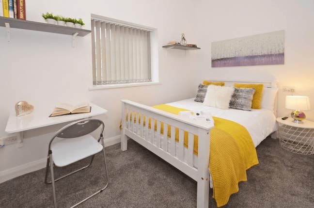 Designer Ensuite Double,West St Nr Bentley Motors Main Photo