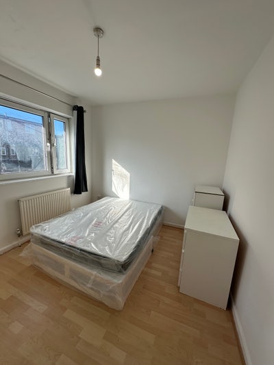 Large Double Room with Desk - Stepney Green E1  Main Photo
