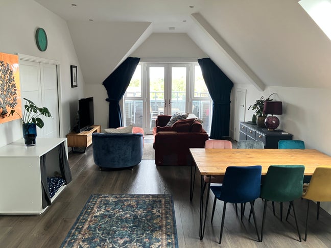 Spacious entire flat available for 6 month stay Main Photo
