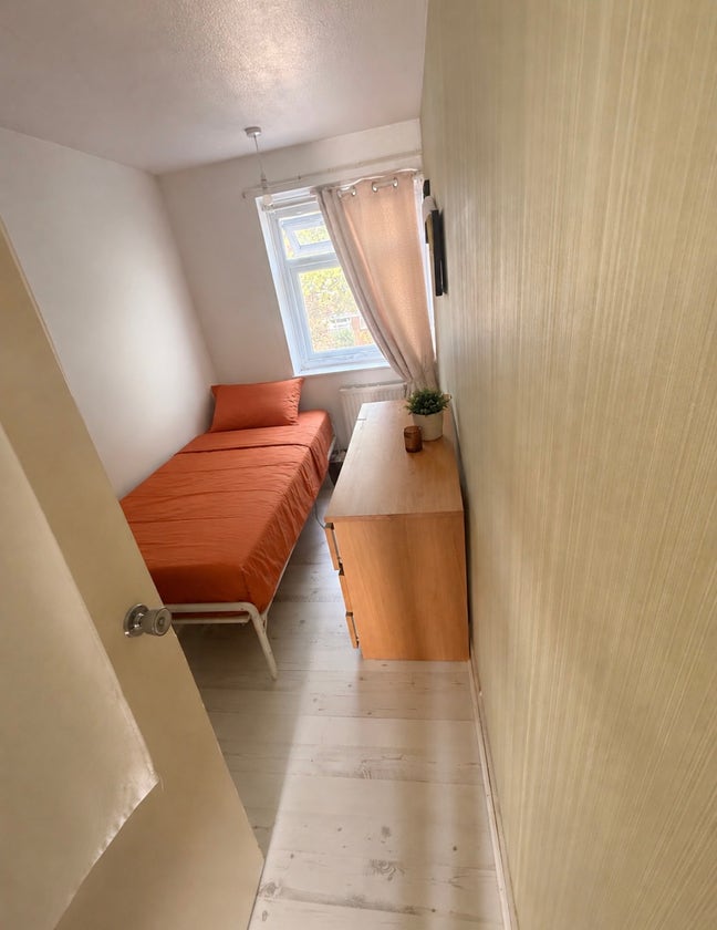 Female only single room Ealing browdway  Main Photo
