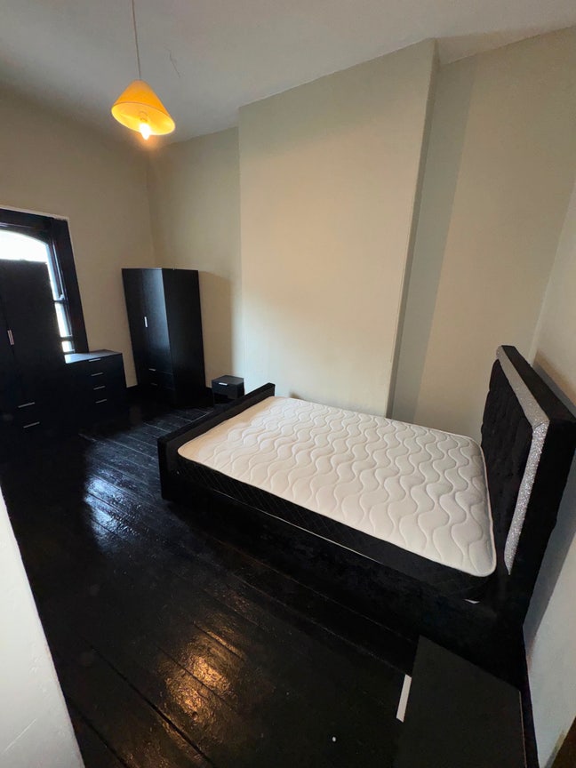 Rooms available in the middle of high street Main Photo