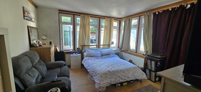 Large double room in Byfleet Main Photo