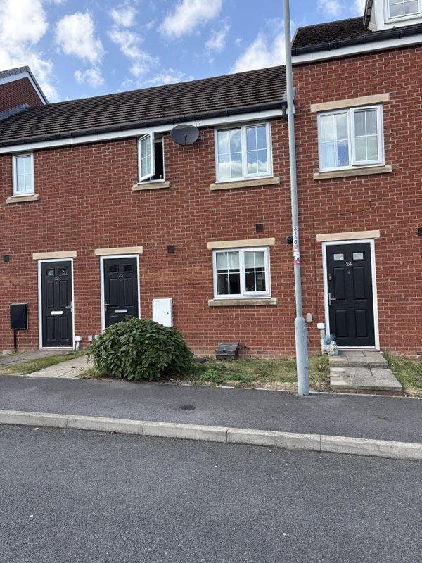 Quiet Modern Terrace House for Post Grads Main Photo