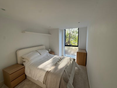 Double room in E2 with private Bathroom  Main Photo