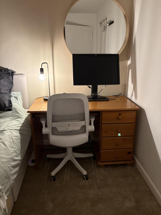 Double bedded room in quiet house  Main Photo