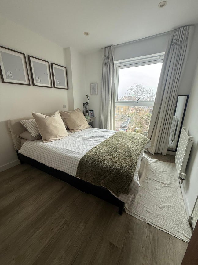 Double Bedroom in 2 Bed Flat Main Photo