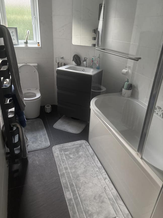 Single room. Use of modern bathroom and kitchen.   Main Photo
