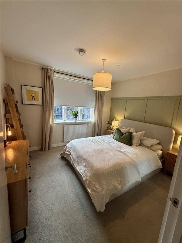 E17 furnished king with en suite temp in November  Main Photo
