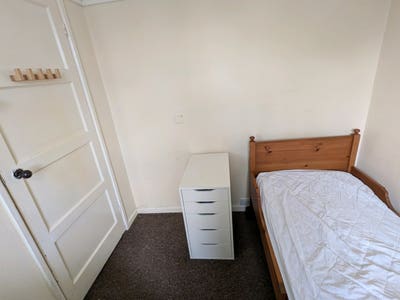 Single bedroom available in a shared house  Main Photo