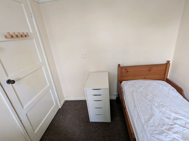 Single bedroom available in a shared house  Main Photo