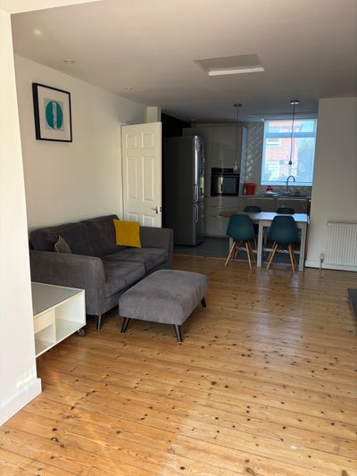 Double room av- single occupancy w/ own bathroom Main Photo