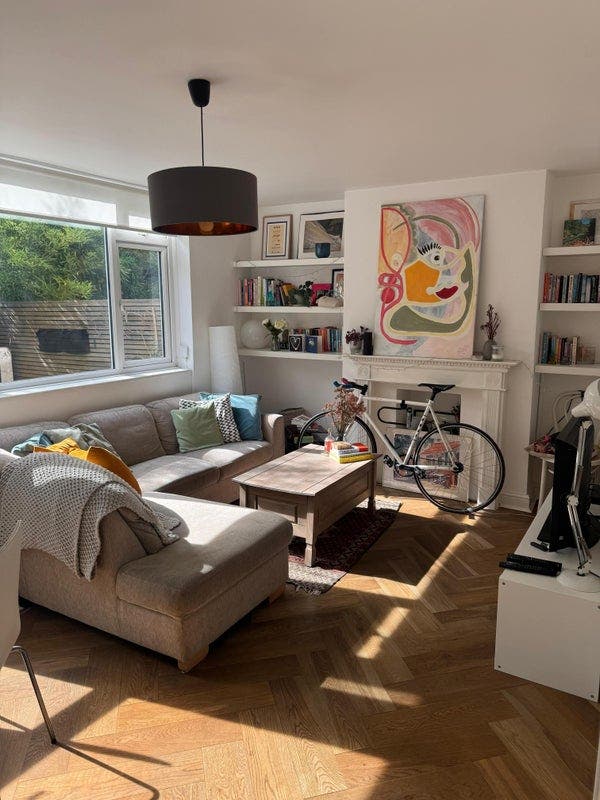 Cosy room in sunny flat in Hoxton  Main Photo
