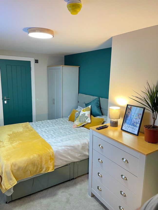 Double room with en-suite, newly refurbished  Main Photo